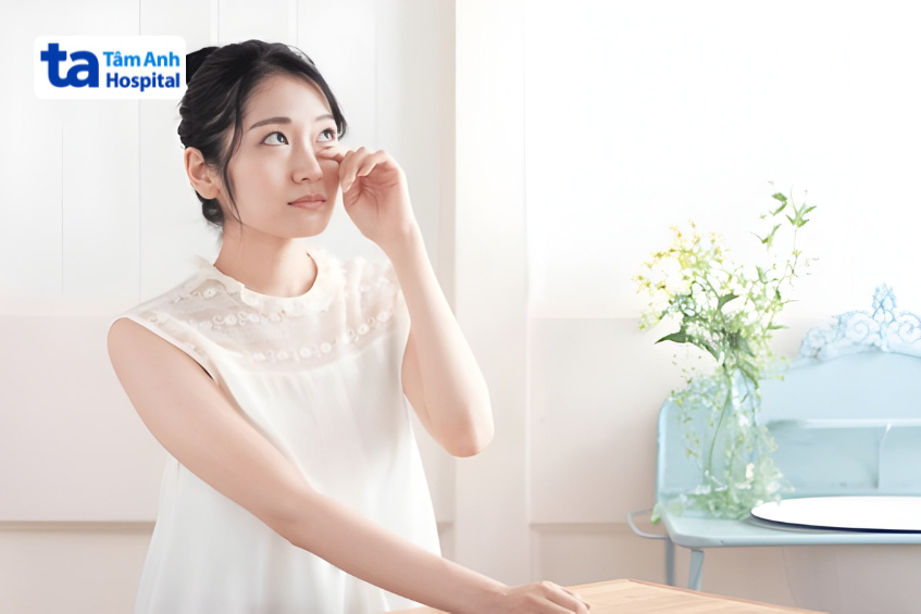 biểu hiện mí mắt bị viêm da tiếp xúc