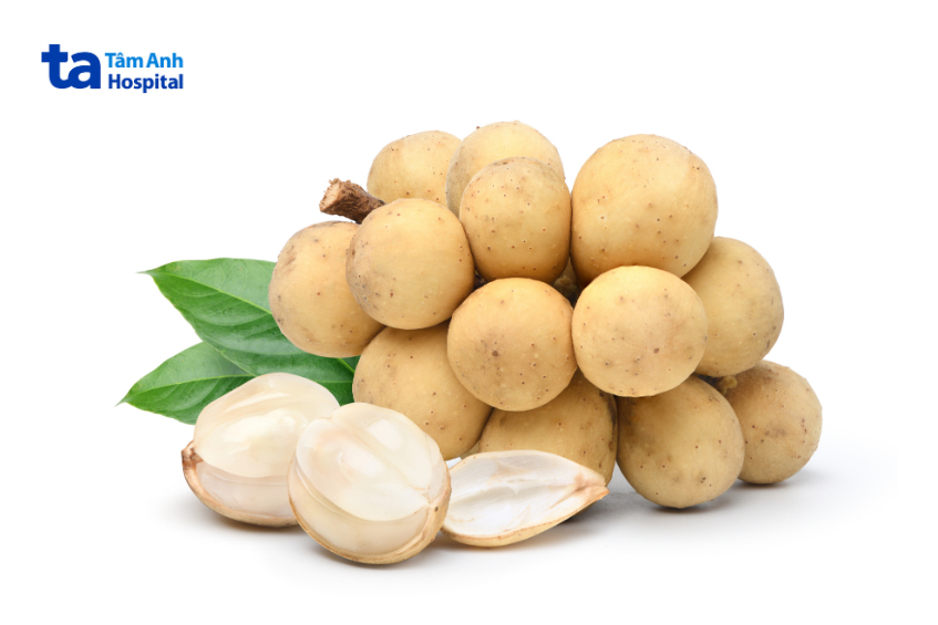 Quả bòn bon tươi nguyên chùm và múi đã bóc vỏ, giàu dưỡng chất tốt cho bà bầu