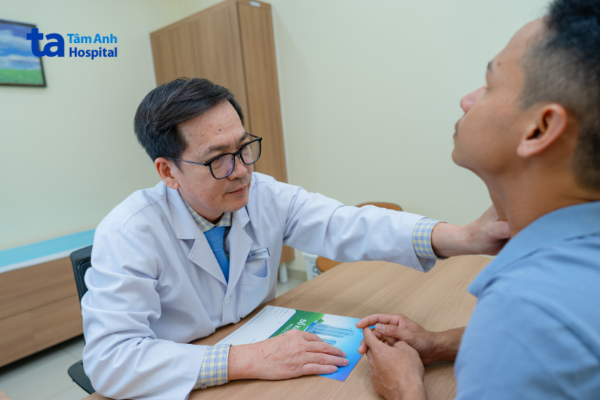 BS.CKI Lê Ngọc Vinh đang thăm khám bệnh nhân