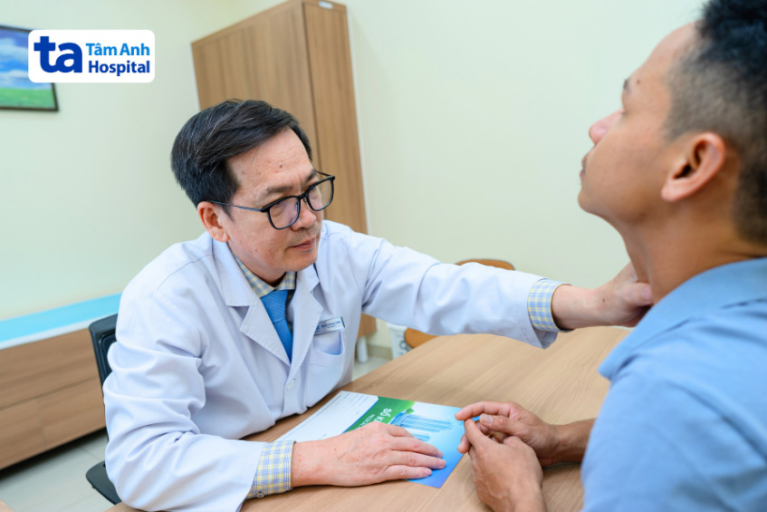 bs.cki lê ngọc vinh đang thăm khám vùng cổ cho bệnh nhân