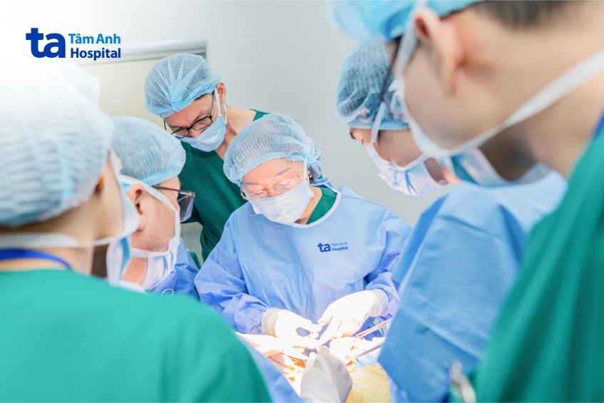 bác sĩ đang phẫu thuật cho bệnh nhân