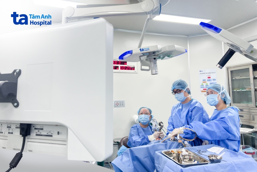 bác sĩ đang phẫu thuật laser co2