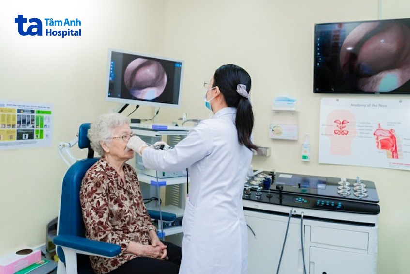 BS Hằng nội soi cho bà Lan