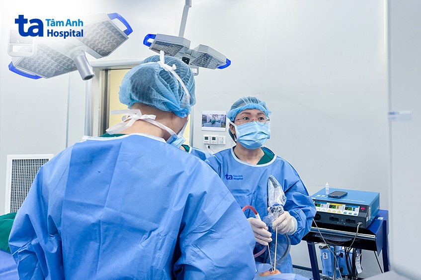 BS Hằng phẫu thuật nội soi mũi xoang