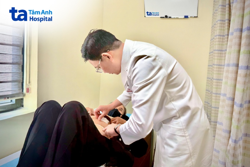 bác sĩ kiểm tra vết mổ cho bà Tứ