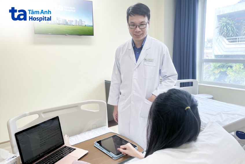 Bác sĩ Long căn dặn bệnh nhân trước lúc xuất viện