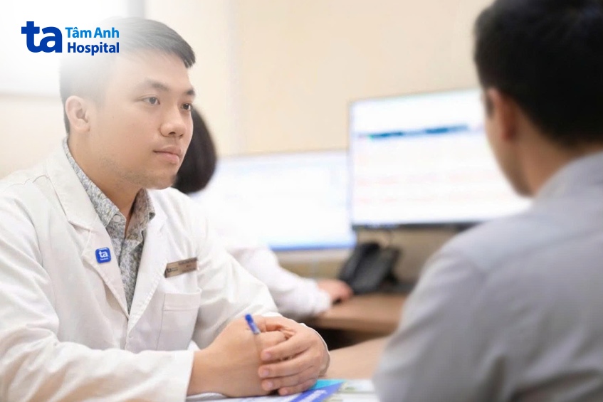 Bác sĩ Phạm Văn Dương đang tư vấn cho một người bệnh
