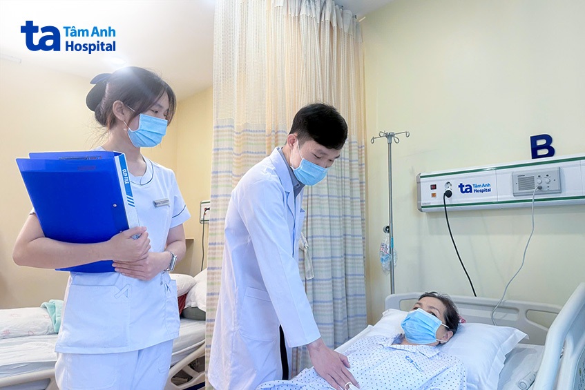 bác sĩ thăm khám cho bà Thanh