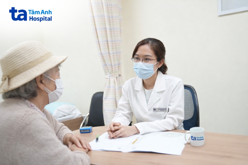 bác sĩ tư vấn cho bà Liên