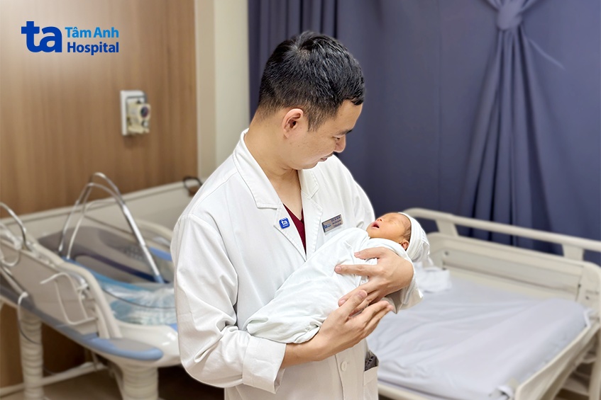 Bác sĩ Tuấn Anh bế bé gái, chúc mừng chị Lê mẹ tròn con vuông