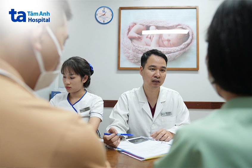 Bác sĩ CKII Cao Tuấn Anh đang tư vấn cho một cặp vợ chồng