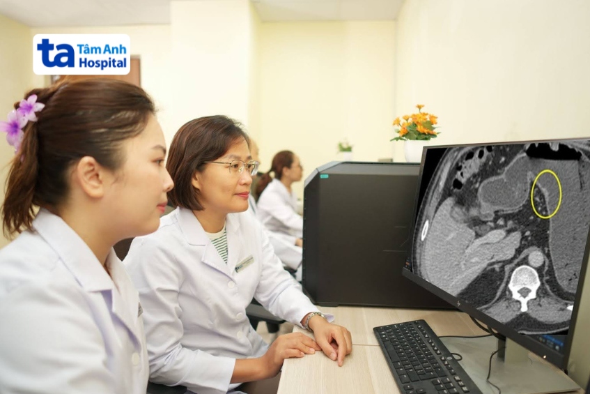 bs.ckii bùi lê phước thu thảo và kỹ sư khoa xạ trị, trung tâm ung bướu, bệnh viện đa khoa tâm anh tp.hcm đang lên kế hoạch điều trị cho người bệnh