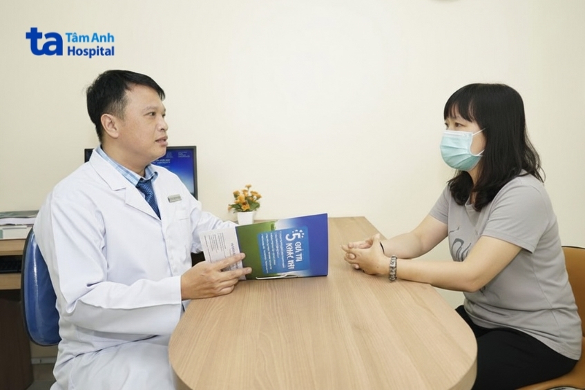 bs.ckii nguyễn thế hiển, trưởng khoa xạ trị, trung tâm ung bướu, bệnh viện đa khoa tâm anh tp.hcm đang tư vấn cho người bệnh