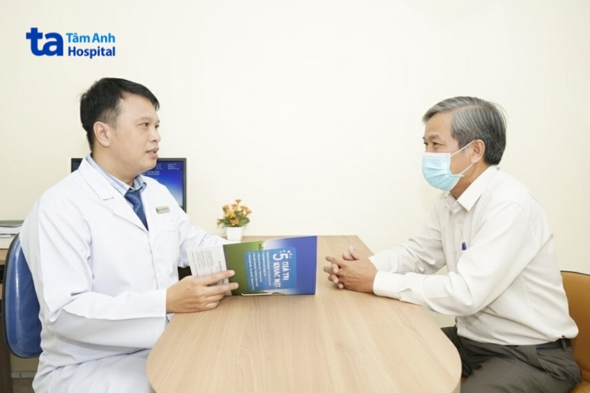 bs.ckii nguyễn thế hiển tư vấn người bệnh tại khoa xạ trị tâm anh tp.hcm