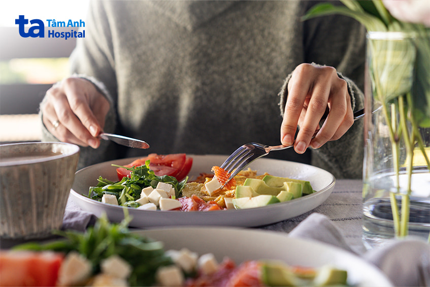 Người đang ăn bữa ăn lành mạnh với rau xanh, bơ và đạm, tốt cho người tiểu đường