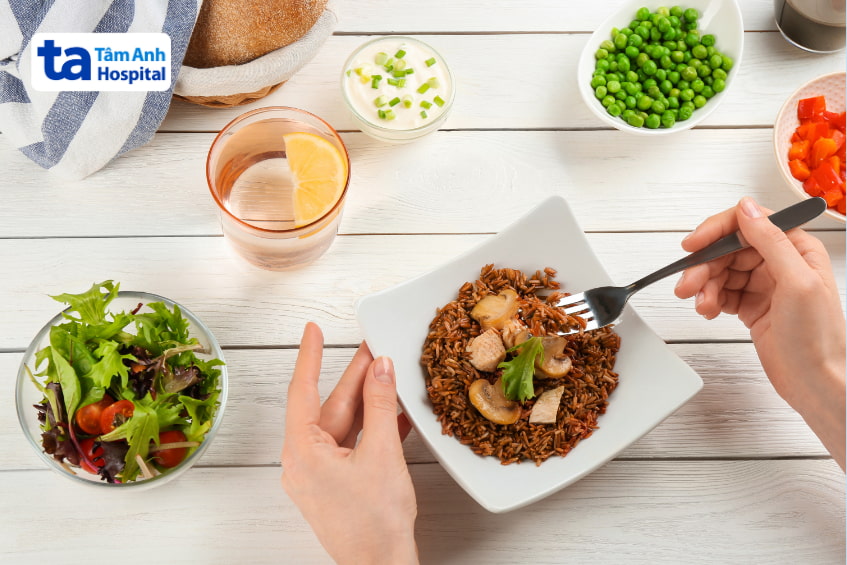 Bữa ăn lành mạnh với cơm gạo lứt, rau xanh và thịt nạc dành cho người tiểu đường