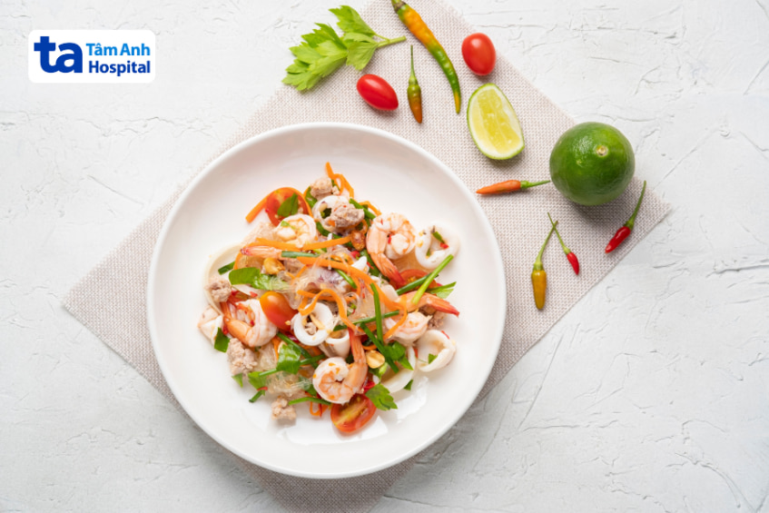 Món bún trộn hải sản nhiều rau xanh, phù hợp thực đơn kiểm soát đường huyết cho người tiểu đường
