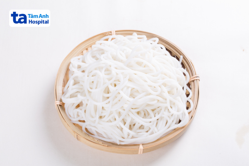Rổ bún tươi trắng làm từ gạo, thực phẩm tinh bột người tiểu đường cần kiểm soát khẩu phần