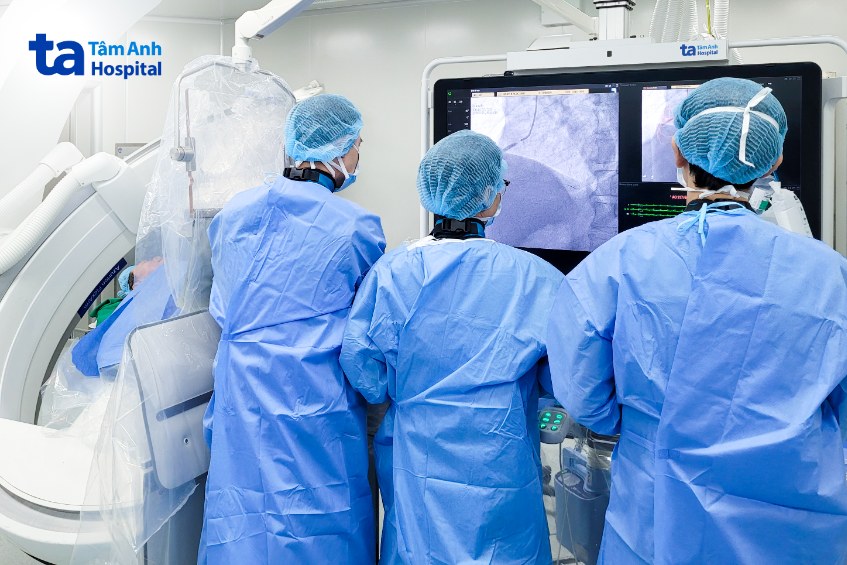 Các bác sĩ can thiệp cho người bệnh