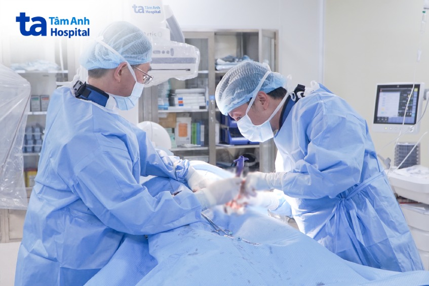 Bác sĩ can thiệp đặt stent graft cho bệnh nhân
