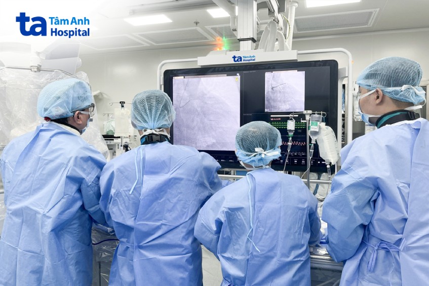 Các bác sĩ đặt stent cho một trường hợp nhồi máu cơ tim cấp