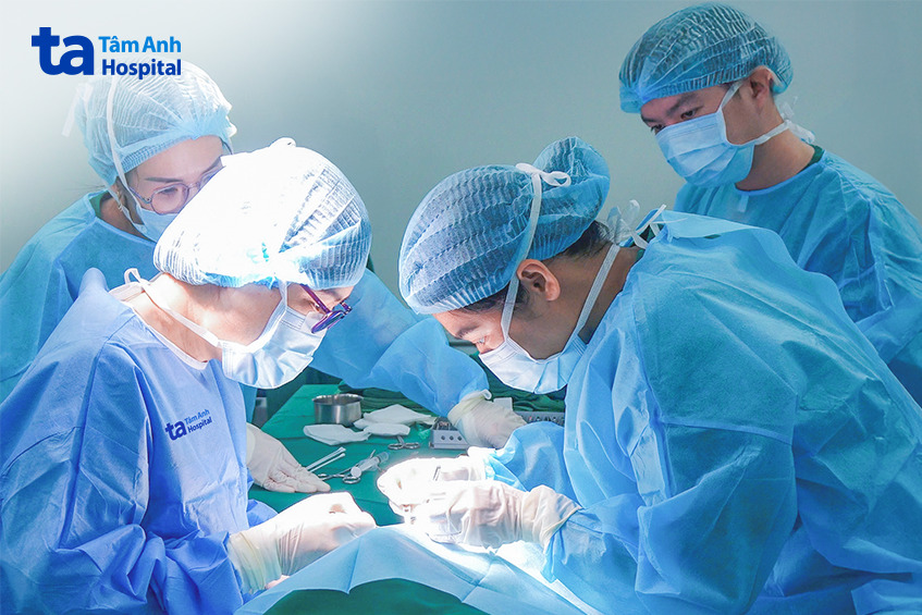 các bác sĩ phẫu thuật điều trị mắt lác cho An