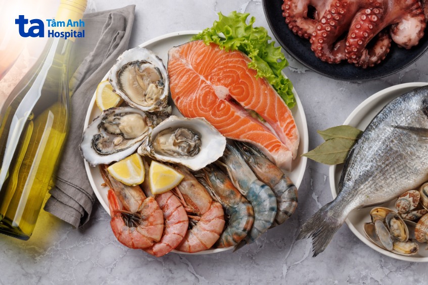 các loại cá và hải sản là nguồn đạm tốt với nhiều khoáng chất