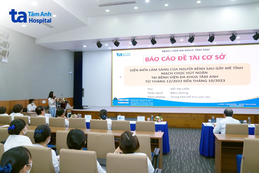 các y tá chăm chú tham dụự