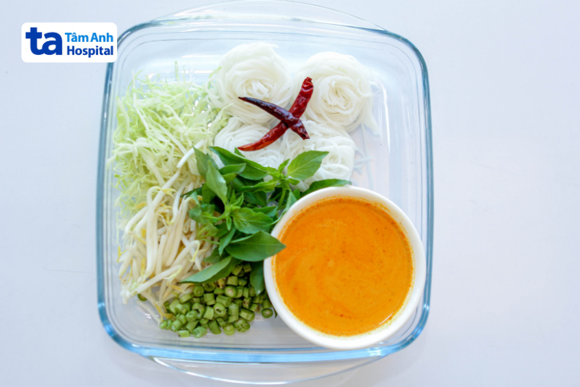 Khay bún tươi ăn kèm rau, giá và nước dùng, gợi ý cách ăn bún giúp hạn chế tăng đường huyết