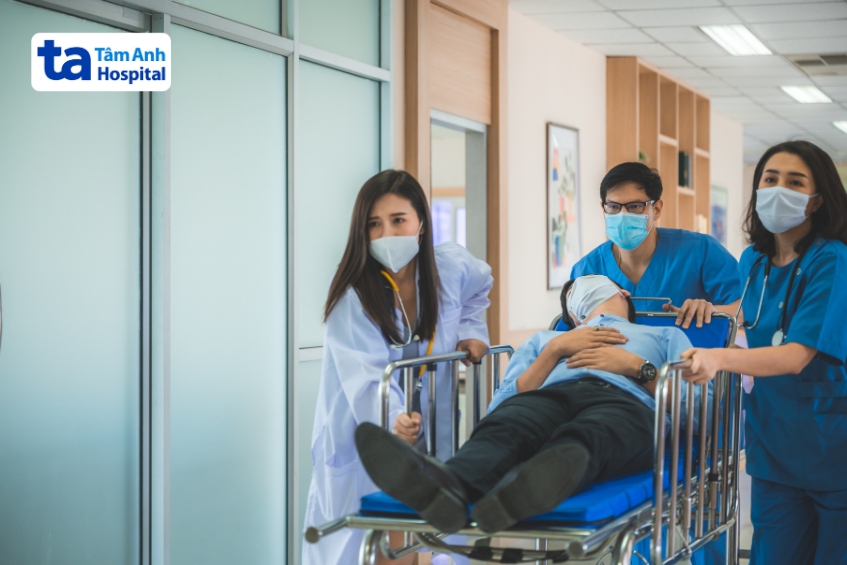 cần nhanh chóng đưa người bệnh đến cấp cứu nếu có dấu hiệu tăng huyết áp ác tính