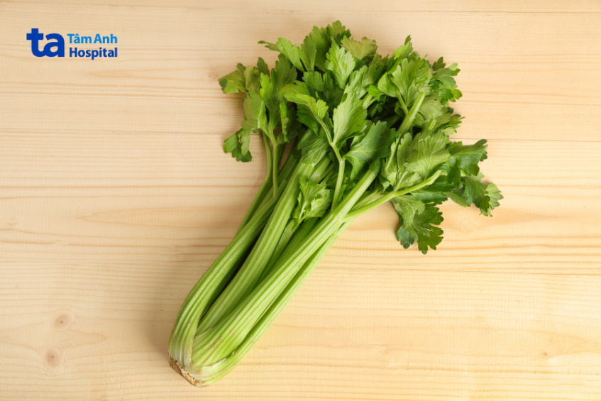 Cần tây tươi nguyên cây, một loại rau nên cân nhắc khi mang thai