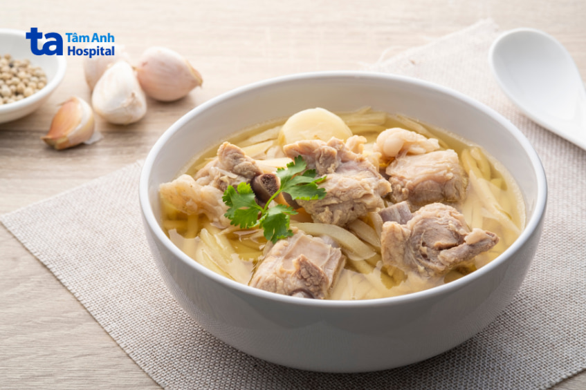 Tô canh măng nấu sườn thơm ngon, giàu dinh dưỡng, được bày trí đẹp mắt trên bàn ăn