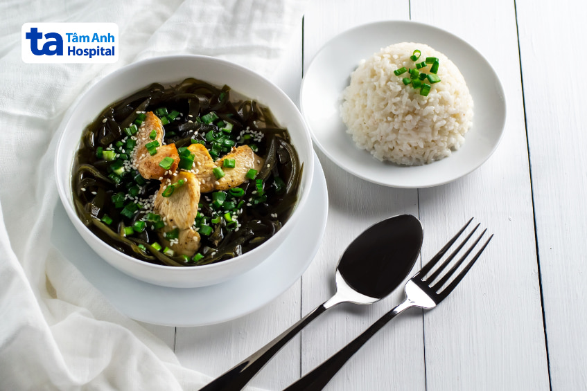 Bát canh rong biển ăn kèm ức gà và cơm trắng, phù hợp cho bà bầu dùng