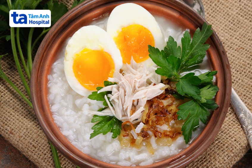 Tô cháo trắng với trứng luộc và thịt gà xé, món ăn dễ tiêu cho người sau phẫu thuật