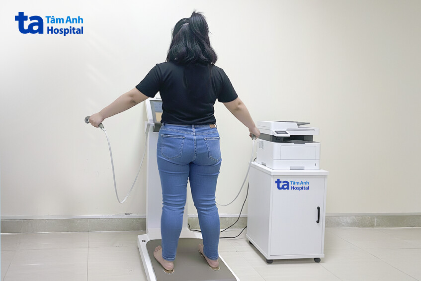chị xuyên được đo chỉ số trên máy inbody