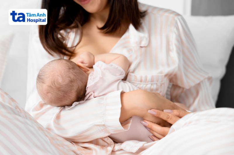 cho trẻ bú bổ sung chất dinh dưỡng