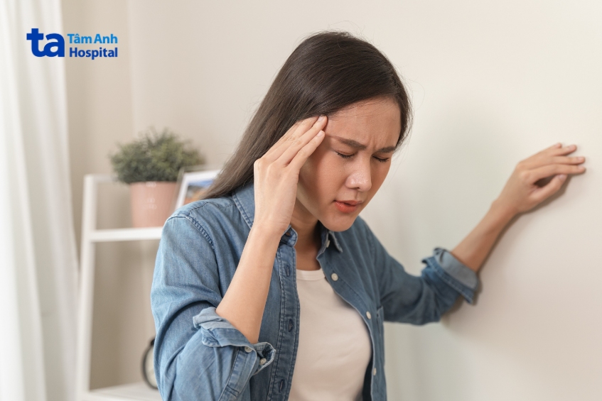 chóng mặt, choáng váng là dấu hiệu tụt huyết áp mà mẹ bầu có thể dễ dàng nhận biết, lúc này mẹ cần nằm nghỉ ngơi ngay để tránh những té ngã hoặc chấn thương