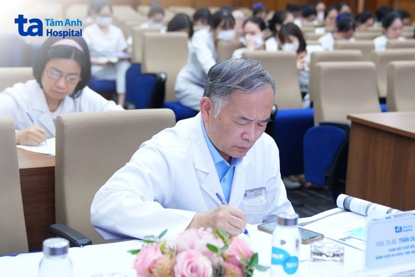 chủ tọa buổi sinh hoạt chuyên môn