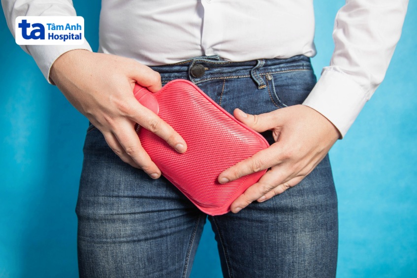 Chườm đá giúp giảm sưng tấy và làm dịu cơn đau tạm thời khi tinh hoàn bị vỡ