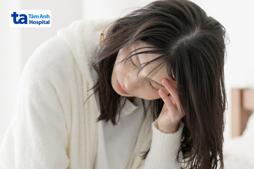 cô gái bị mệt mỏi do liên quan đến bệnh hồng cầu hình miệng di truyền