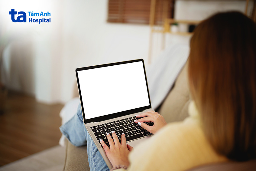 Cô gái đang sử dụng máy tính