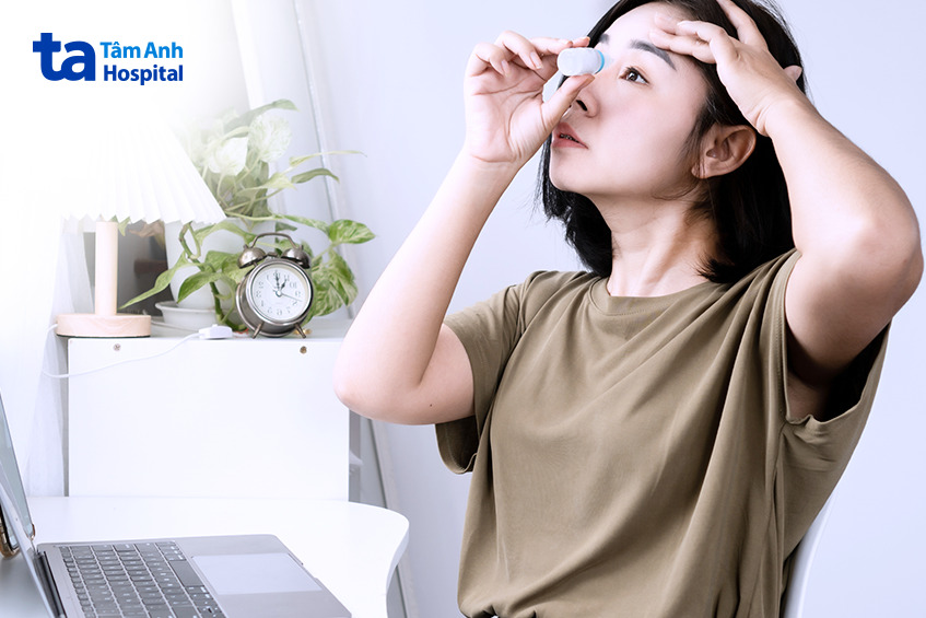 cô gái đang sử dụng thuốc nhỏ mắt