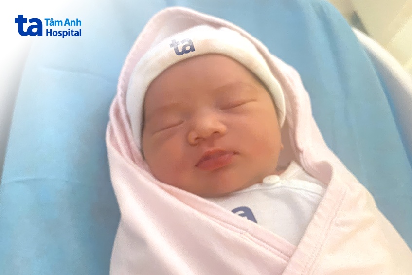 Con gái người mẹ 53 tuổi chào đời khỏe mạnh