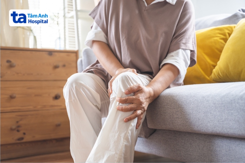 cường giáp làm giảm mật độ xương, khiến xương giòn