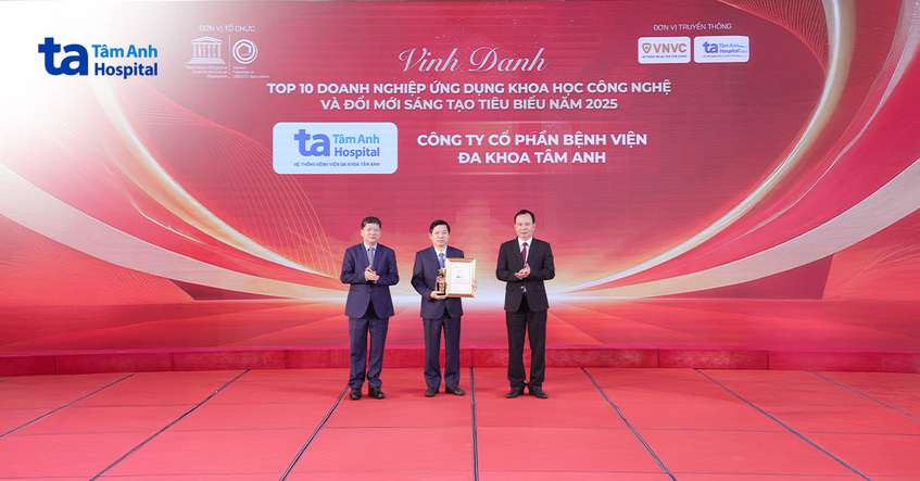 đại diện Ban lãnh đạo BVĐK Tâm Anh nhận giải Doanh nghiệp ứng dụng KHCN tiêu biểu 2025