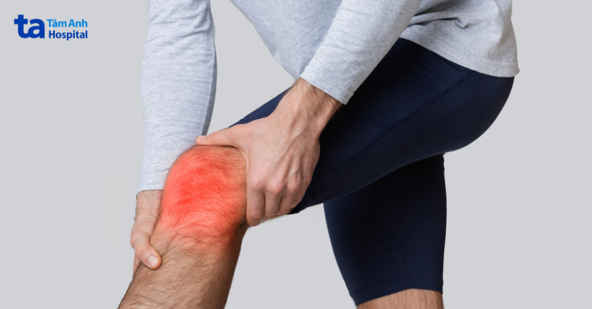 Người đàn ông đang ôm đầu gối bị viêm, biểu hiện đau do tổn thương mô liên quan protease