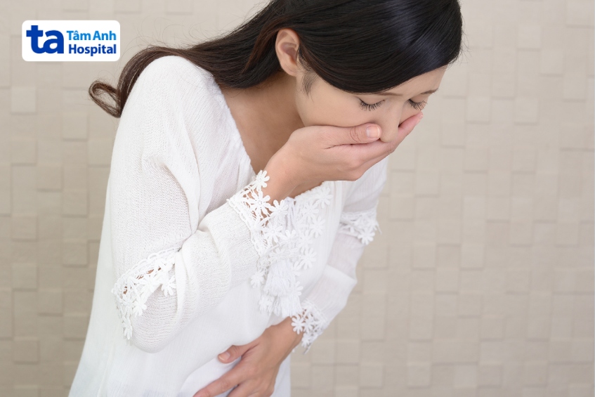 đau lưng, mệt mỏi kéo dài, buồn nôn và nôn ói là những dấu hiệu thường gặp trong tam cá nguyệt đầu tiên của thai kỳ