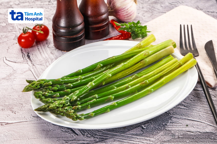 Đĩa măng tây luộc xanh tươi trên bàn ăn, giàu folate tốt cho phụ nữ mang thai