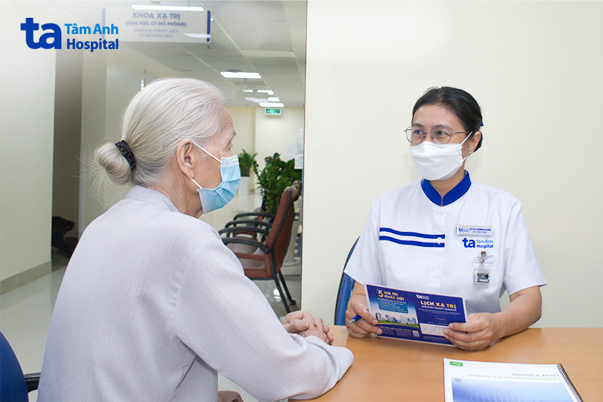 điều dưỡng khoa xạ trị dặn dò lịch xạ trị tiếp theo cho bà tình