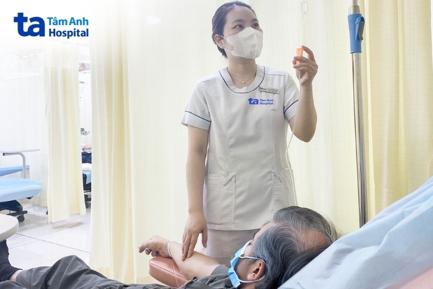 điều dưỡng truyền thuốc cho ông minh